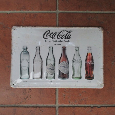 コカ・コーラのロゴの歴史。ブランドカラーの「赤」は、樽の色がはじまりだった？ - フリーランス 副業 業務委託 案件獲得メディア WorkshipMAGAZINE