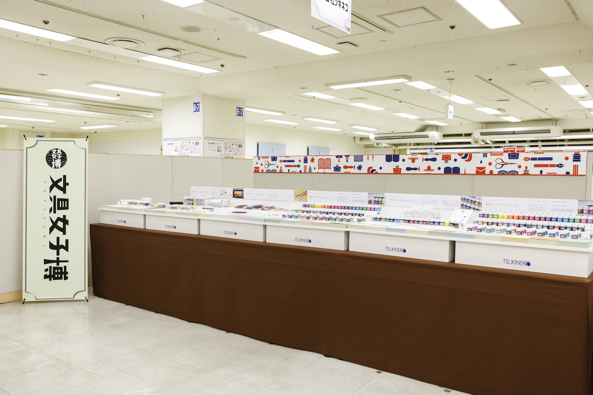 003 掛けても置いても使える文具用のカウンターディスプレイ什器事例集ペーパーディスプレイ 工場紙製什器の企画から設計・製造まで株式会社マスパック