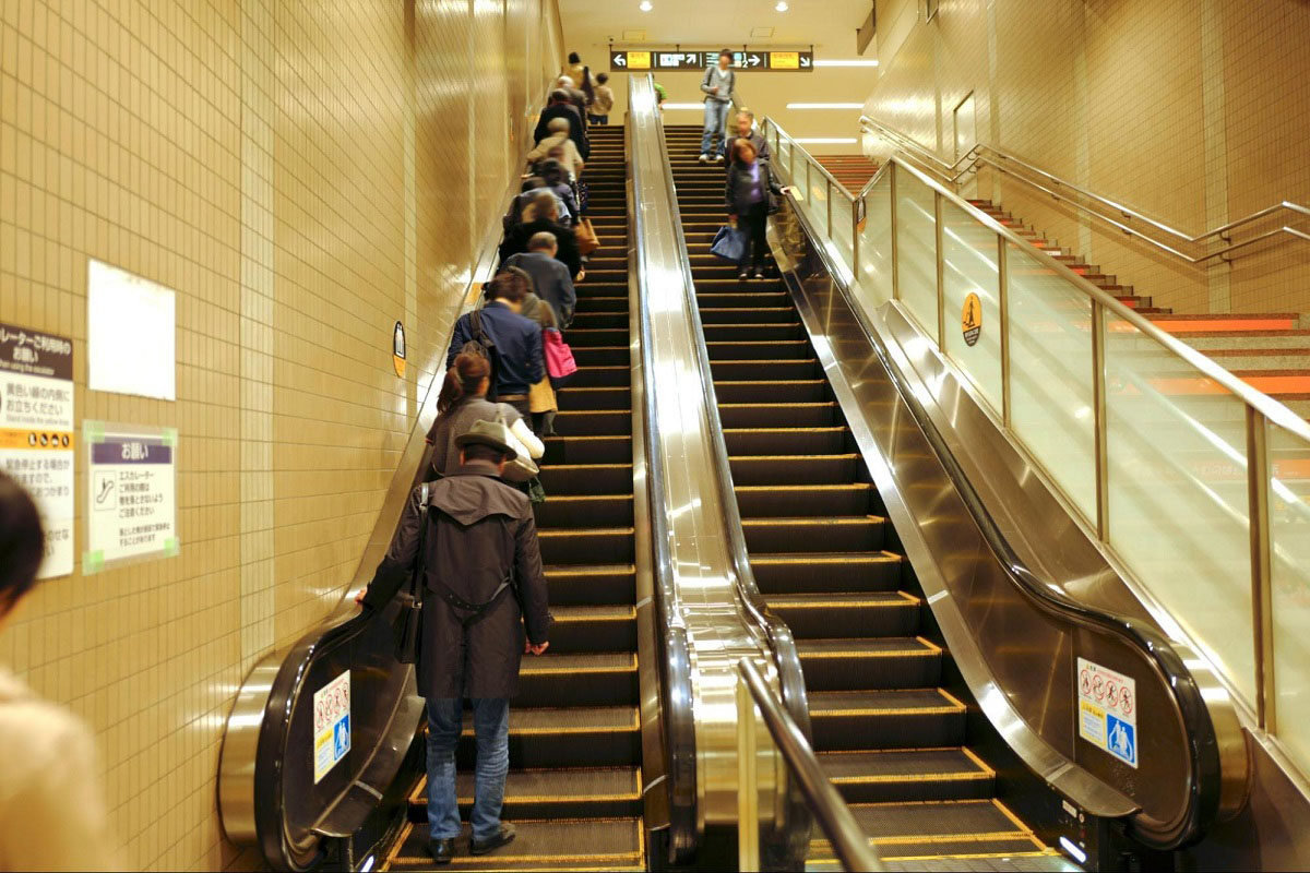 盲導犬を蹴られる」エスカレーター片側空け問題、条例施行でどうなった？サストモ - 知る、つながる、はじまる