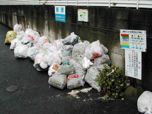 早朝のゴミ捨て場を漁って飛び立つカラスの無料の写真素材 - ID.93757フリー素材 ぱくたそ