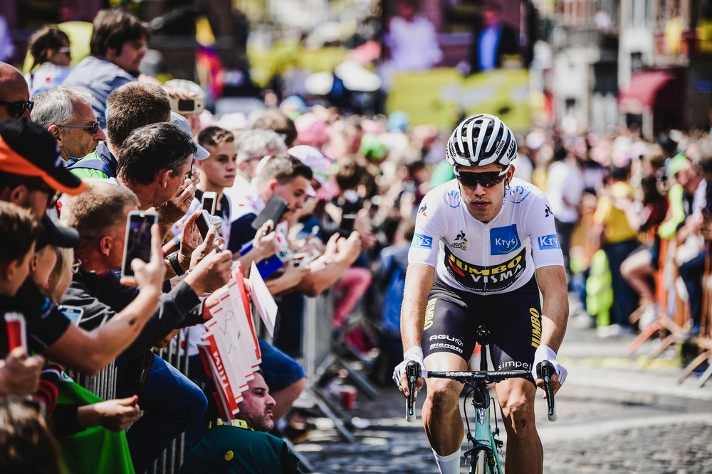 2025ツール・ド・フランス最終日。ウェットで滑りやすいコンディションの中、ワウト・ファンアールト@woutvanaertはモンマルトルの登りでポガチャルを鋭く突き放し、シャンゼリゼのスプリント勝負を制して、堂々のステージ21勝利を飾りました。 技術、戦略、そしてパワー