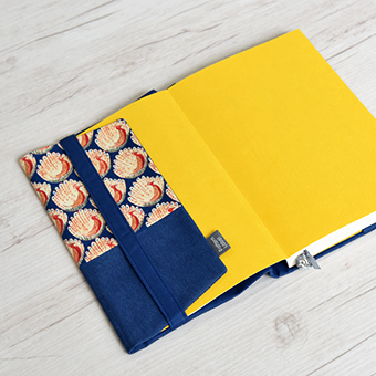 ハンドメイドレシピに新作無料作り図「フラップ付き切り替えブックカバーの作り方」を公開しました手芸専門店クラフトハートトーカイのハンドメイド情報メディア