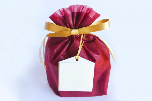 茶封筒ラッピング うさぎアレンジを大人ブラックで🐇🖤前回はふんわりホワイトでまとめましたが、今回はボールペンもリボンもブラック。大人っぽくしたい方向けに作ってみました！材料もブラックの方が自宅にあるかな？ 作り方動画、今週撮る予定です。 待っててもらえ