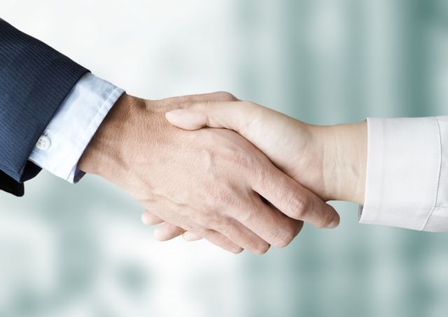 左手の握手は失礼？ 右手と左手の握手の意味 海外との違いしろブログ