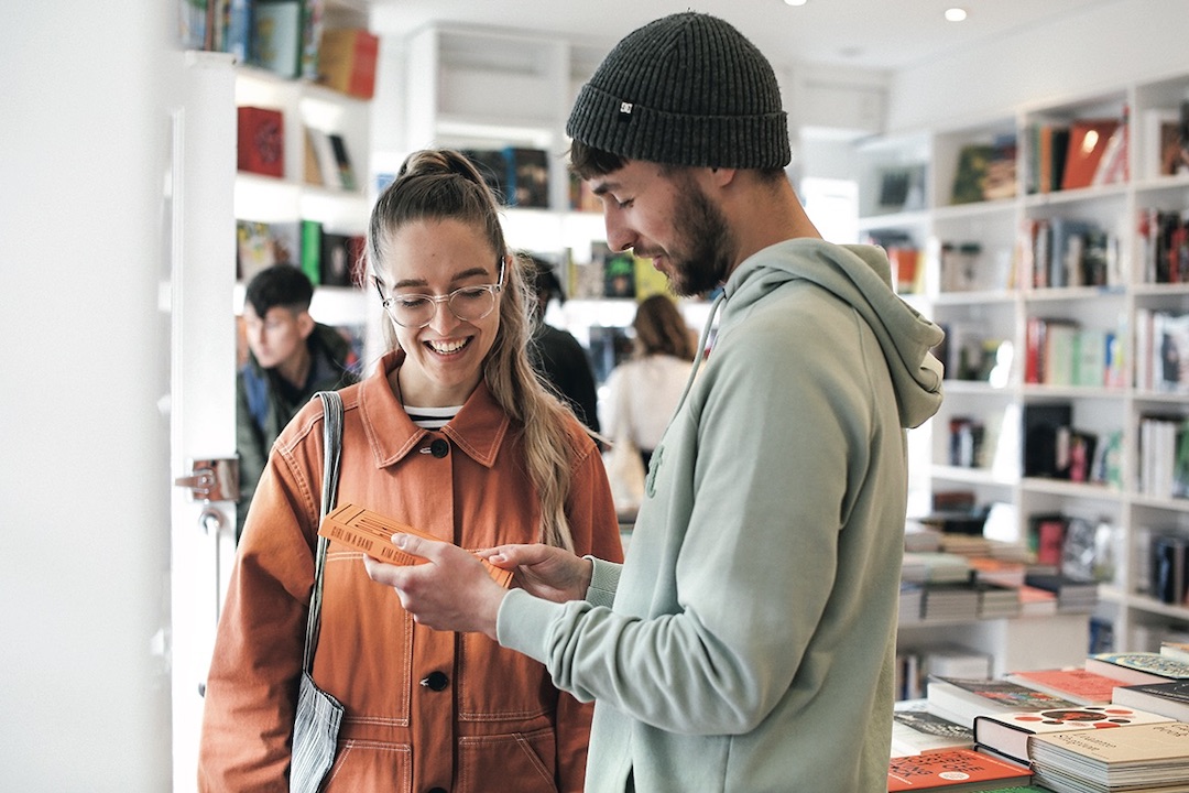オレンジとグリーンのコーデの相性も素敵な2人LONDONワールドスナップFUDGE.jp