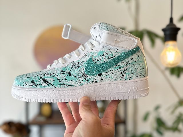 世界に1つしかないスニーカーをハンドメイドで。「スニーカーペイントアカデミー」を新たにリリースファッショントレンド