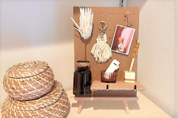 セリアで買える有孔ボードを使ったDIYがじわじわ人気！理想のウォールラックを作ろうヨムーノ