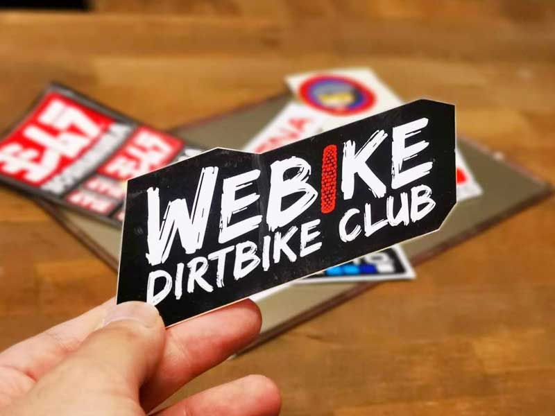 コンクリートブロックに貼れる看板 シール ！種類と使い方を詳しく解説看板のサインシティ