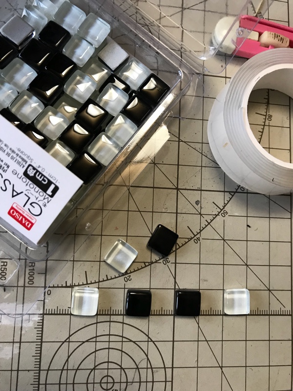 工夫しだいでオリジナルな空間に！ダイソーのガラスタイルを使った実例10選RoomClip mag暮らしとインテリアのwebマガジン