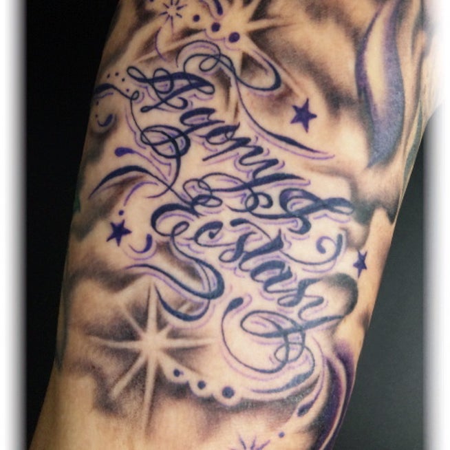 筆記体「Almost dead」のタトゥー画像大阪 LUCKY ROUND TATTOO 刺青