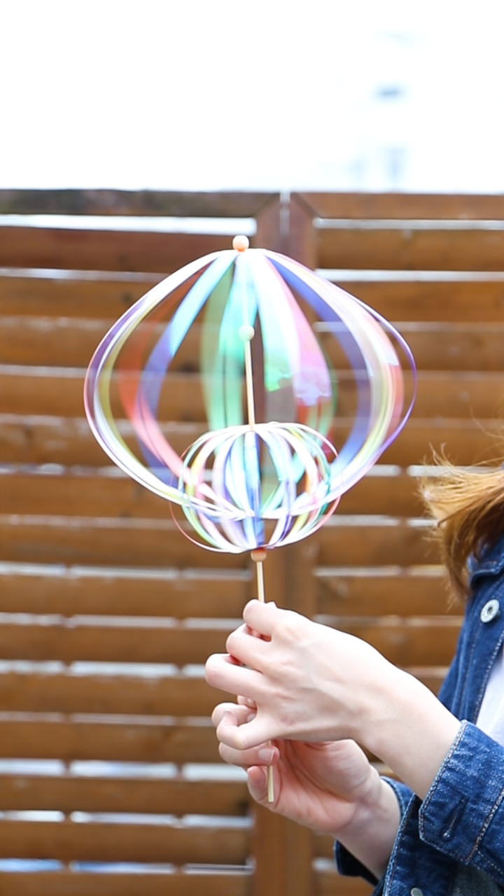 簡単なおうち工作で「くるくるレインボー」作り