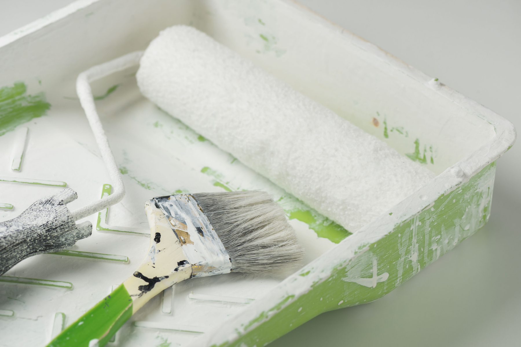 泉佐野市で外壁のアーバントーン塗装と1階庇の軒天補修工事の様子岸和田、和泉市で屋根の補修・リフォームなら街の屋根やさん