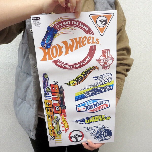 所沢 アメリカン雑貨 プラウドワークス2nd🏎️HOT WHEELS ウォールステッカー🔥 HOT WHEELSのトラック、サイン、ロゴが入ったデカール４シートセット✨ レーストラックのステッカーは暗闇で光るように なっていてカッコいい😎✨ お子様のお部屋やガレージなど 貼る