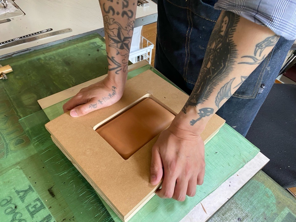 楽天市場 二つ折り財布 ラウンドファスナー box型小銭入れ コンパクト 日本製 colm 本革 ヌメ革 革絞り 龍野レザー 財布 コルム ZipWallet 革財布 二つ折り 小銭入れあり ラウンド財布 YKK ファスナー 革 メンズ colmdesign 送料無料ブラック ブラウン キャメル ブルー