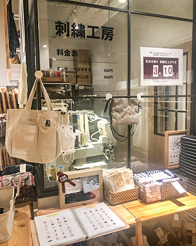 📍Bangkok, Thailand🇹🇭 タイ旅行の思い出にとってもおすすめな無印良品 の刺繍サービス🪡トートバッグやポーチ、服などにタイモチーフや タイ文字の刺繍を入れることができます💜 もちろんアルファベットも！ 大きな刺繍は1つ100THB、文字は1文字10THBです