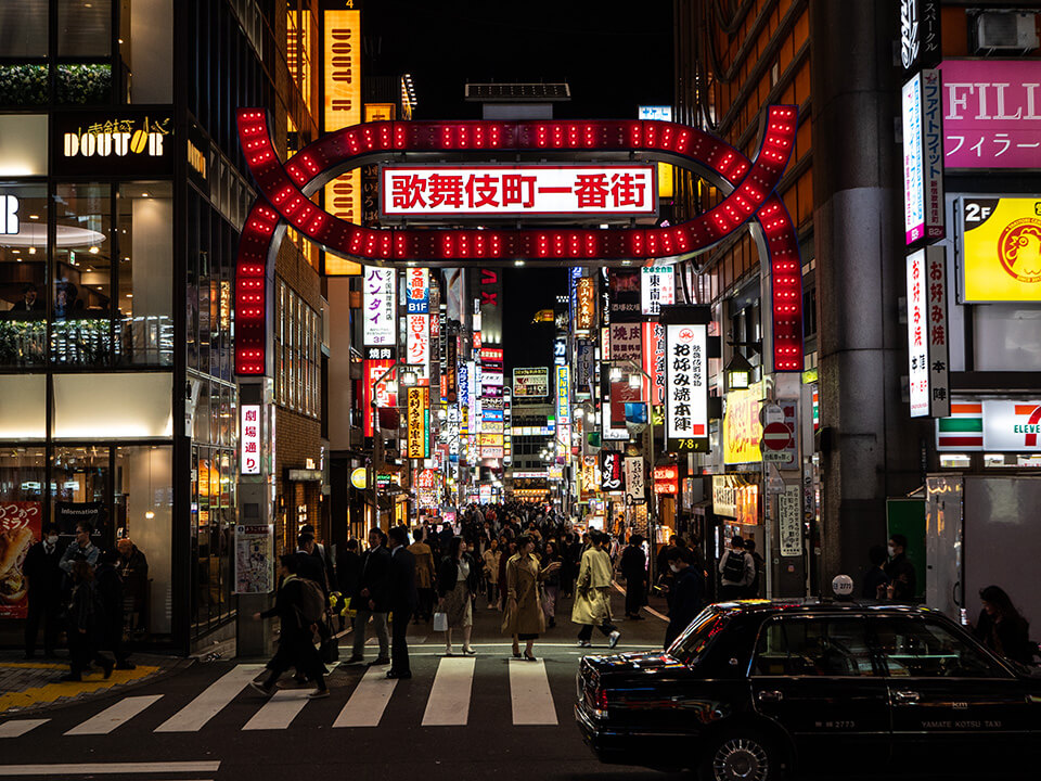 裏風俗】全国裏風俗紀行 in 新宿某所  有名女子大に通うパイパンＦカップ美女は生ハメがお好き♪長い舌でチ〇ポを舐め回し巨乳で包み込む…中出し口内２連射！！」：エロ動画・アダルトビデオ