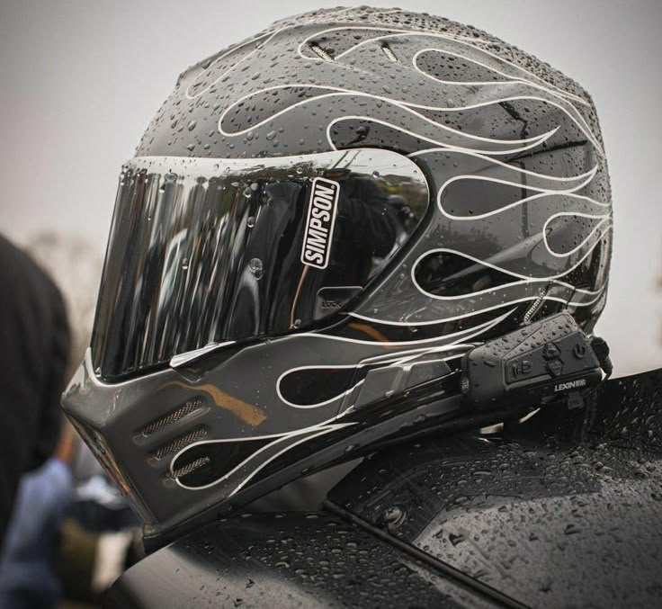 バイク・ヘルメットのカスタムペイント事例はこちら