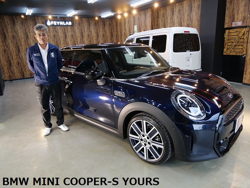 新色 エニグマティックブラックMINI CROSSOVER COOPER D本日から展示しています !!エニグマティックブラック塗料を幾層にも重ねる事で見る角度や明るさによってブラックにもダークブルーにも見える色。 一言では表現できない奥深さがあります。miniミニ