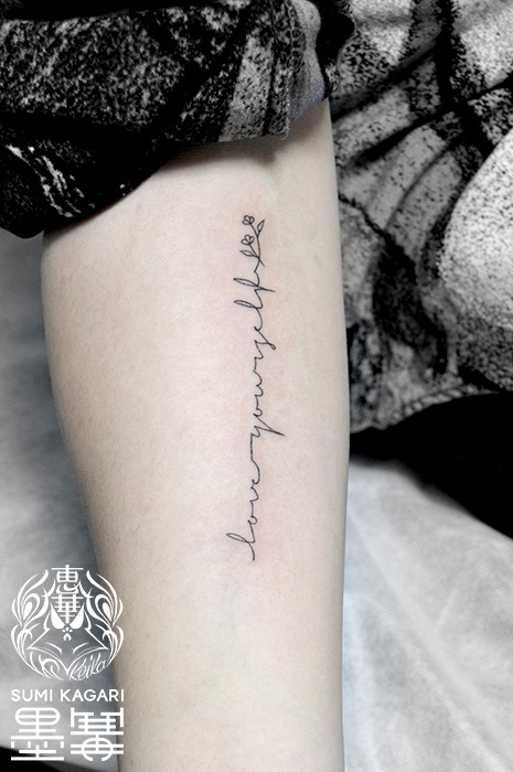 筆記体の刺青タトゥー洋彫りデザインのタトゥー、刺青東京 刺青 タトゥー 和彫り 洋彫り 刺青師二代目江戸光
