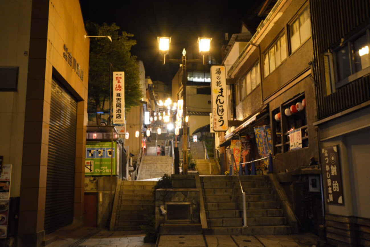 伊香保温泉の夜の楽しみ方：ライトアップで魅了される夜