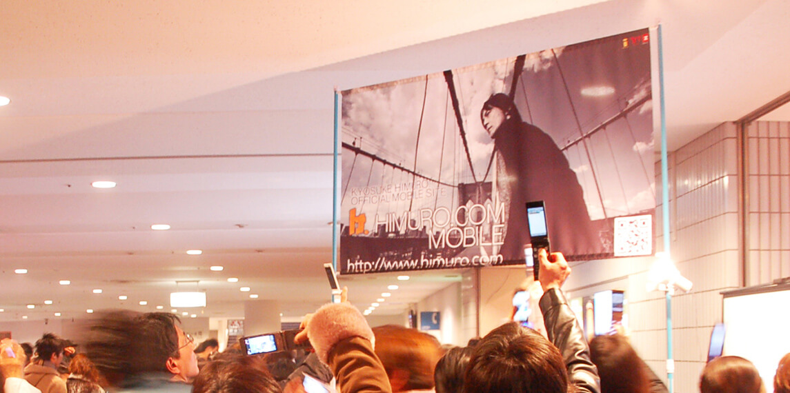 縦縞の木製厚板背景幕。 大型背景幕の制作事例大判印刷