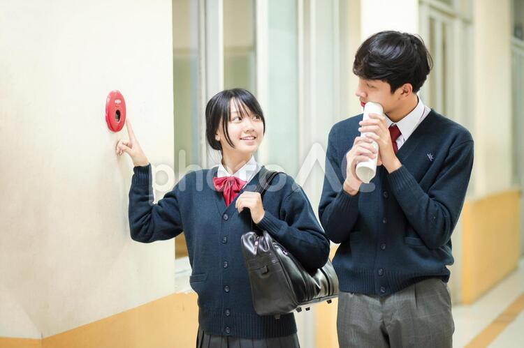 外で歩く子供イラストのフリー素材イラストイメージ