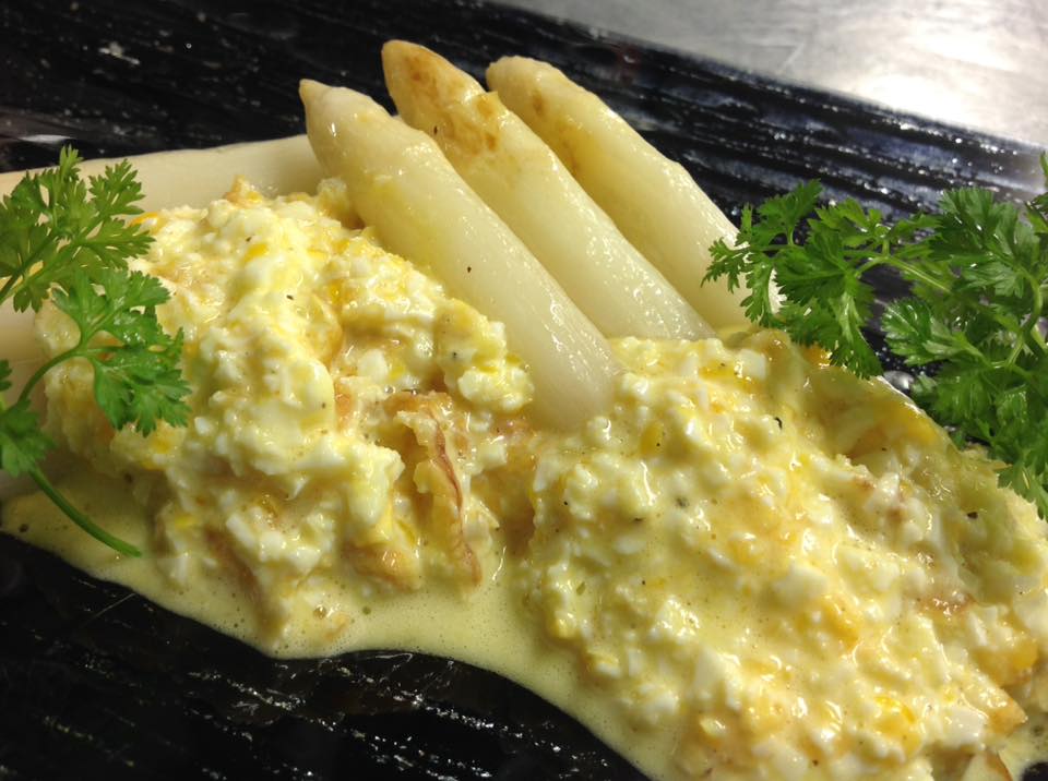 Bacaro&Pizzeria El Portegoイタリア春の定番料理☘️ホワイトアスパラガスのバッサーノ風じっくりアスパラの出汁でボイルしたアスパラをグリル、その後かけるソースはゆで卵がベースになっており、卵を崩した後、塩、ビネガー、オリーブオイルと合わせています