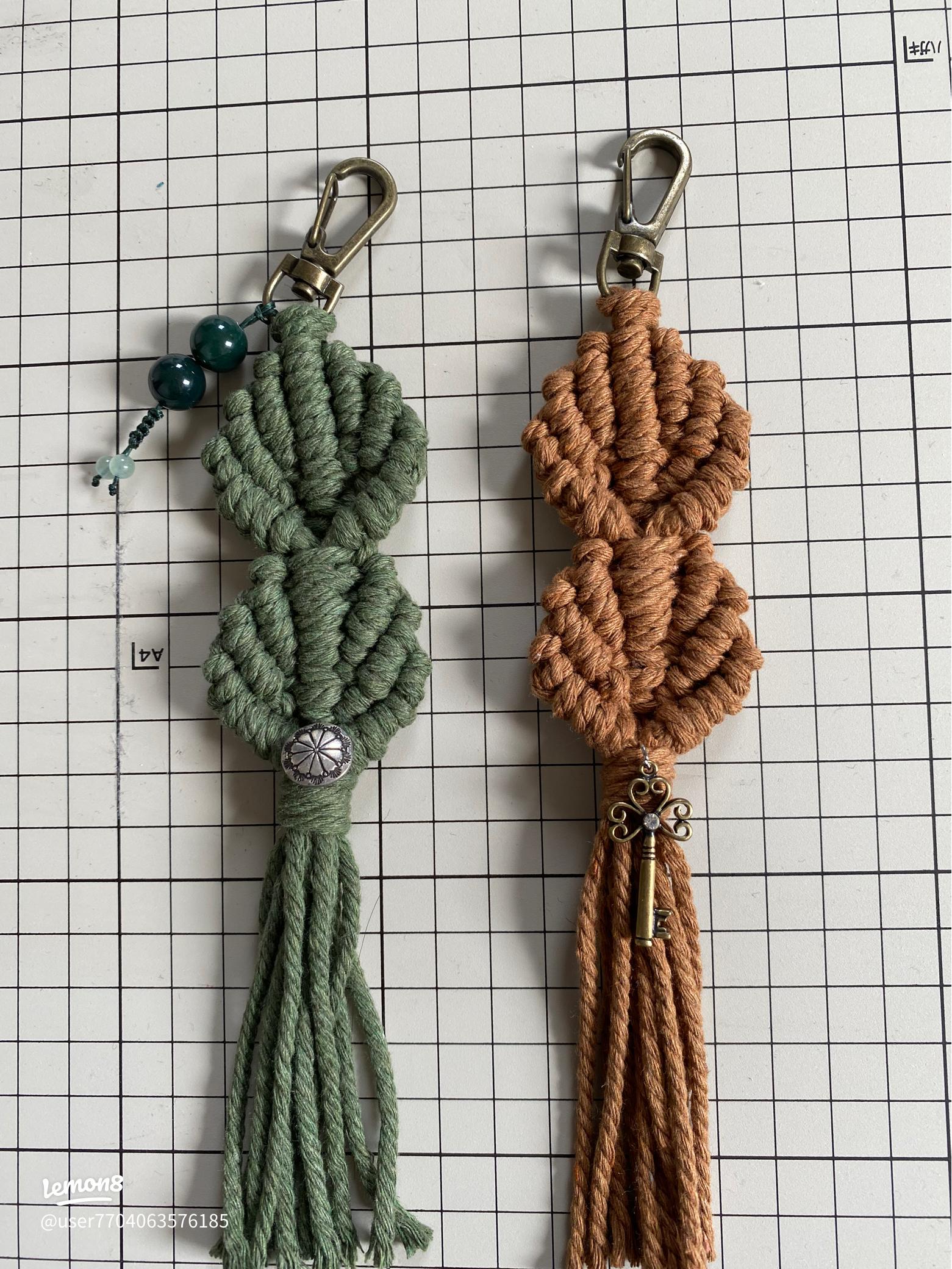 パラコードでキーホルダーの編み方！ Paracord Sanctified Keychain - YouTube