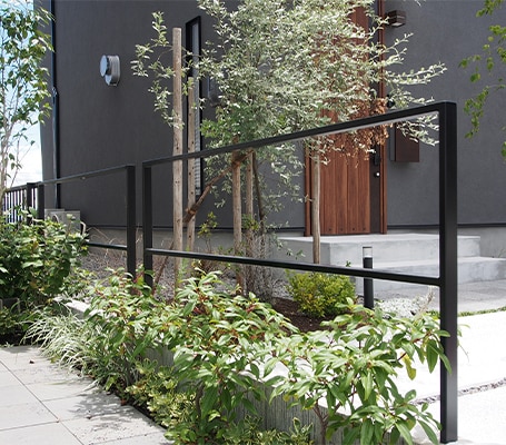 楽天市場 フェンス アイアン アンティーク風 100mm用 柵 リフォーム デザイン ブロック おしゃれ おすすめ 海外 屋外 家 飾り 種類インテリア エクステリア 目隠し 安い diy 防犯 海外 スタンド 形状 変える 建築物 黒 ブラック サイズ 幅 830 奥行き