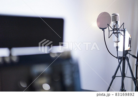 ザファーストテイクスタジオマイク 右向きイラスト - No: 22030552無料イラスト・フリー素材なら「イラストAC」