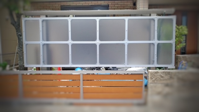 カーポートサイドパネル をアルミフレームを使って自作DIYする方法や費用を紹介します。フレームDIYラボ