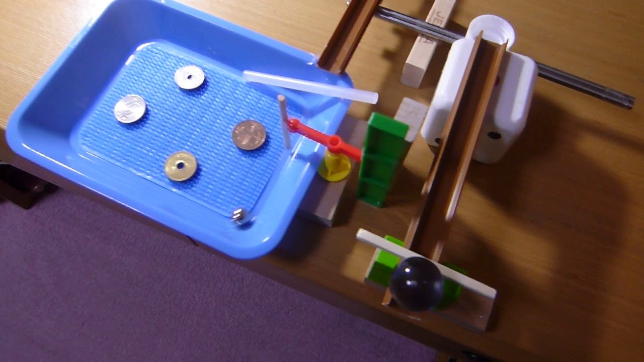 アレンジ貯金箱。小5。仕掛け満載の貯金箱。時間切れで未完成です。暗証番号を押すとゲートが開いてコインが落ちる仕掛け。考えるだけでもすごいです。いい線まで行きました。ナイスチャレンジ！貯金箱アレンジプラ段プラダンピタゴラスイッチ