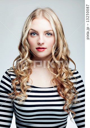 外国人女性６人 イラスト素材6442584- フォトライブラリ