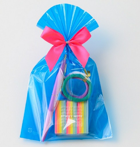 カラフルな袋が映える透明BOXを使用したマカロンラッピングラッピング富澤商店