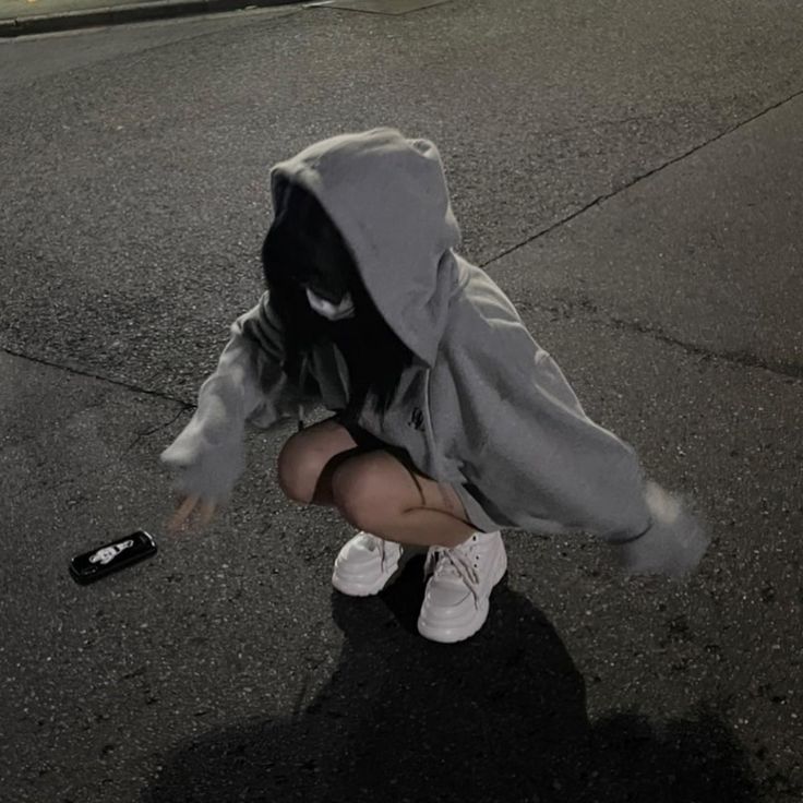 女子学生のシルエット03無料のAi・PNG白黒シルエットイラスト