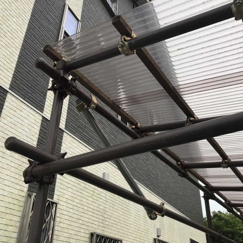 お客様の作品 カーポート、東屋弊社単管パイプジョイントと他社のクランプとをうまく組み合わせて作製。 carport Combine ourproducts with other companies' products to create something good.エヌティワイでワイワイnty単管ジョイント単管メタル