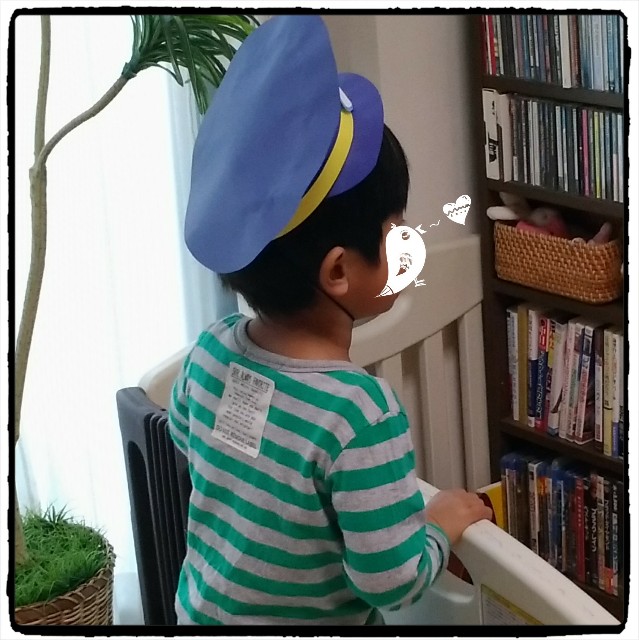 10分で作れちゃう帽子の作り方、今回で完成します✨ ① 生地を中表に折って、端を縫い合わせる ② 折りたたむ ③ 端を待ち針でとめる ④ ミシンで縫う⑤ 表に返して整える ⑥ 返し口を縫う 今回の動画は③～⑤ ③は外側どうしからとめていくのがポイントです。 内側