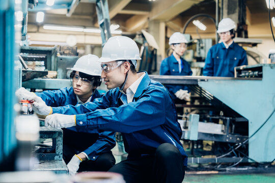 工場内組み立て作業 - 産業イメージ 無料イラスト