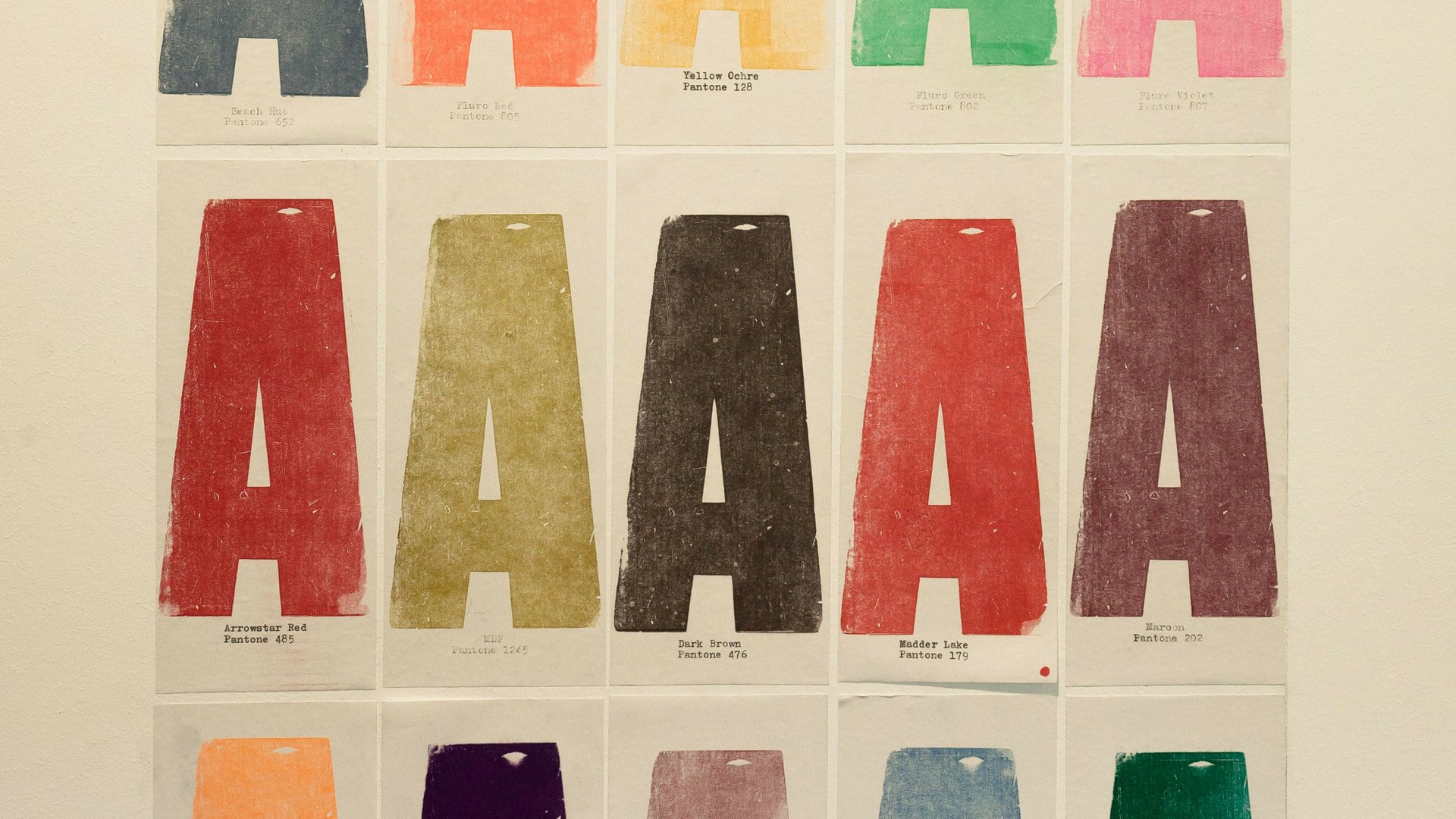 ポップ Pop 」という単語、シンプルそうで意外と多くの意味と使い方があるって知っていますか？👀名詞としては、短くて大きな音、甘い飲み物の一種、そして「お父さん」の同義語として使われることがあります。形容詞としては、「人気がある」の短縮形で、広く親しま