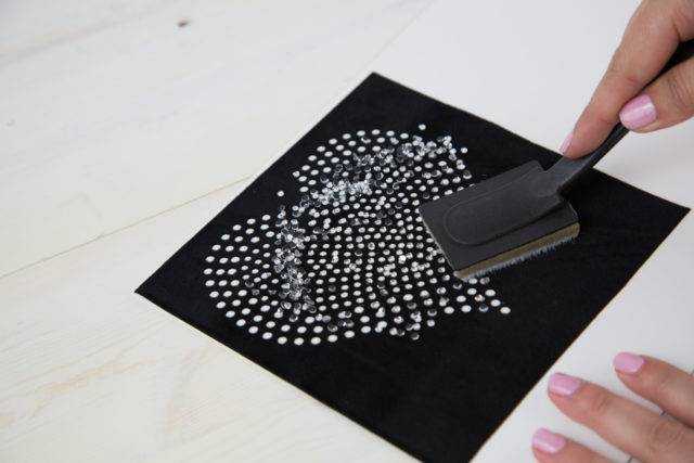 楽天市場Doyimeラインストーン ラインストーン ステッカー 4枚セット ラインストーンステッカー パール 涙メイク フェイスストーンシール 3D 光る 貼り付け可能 キラキラ 顔面デコ デコパーツ ネイルアートパーツ 携帯電話装飾 DIY用品 手芸用品 : TSJショップ