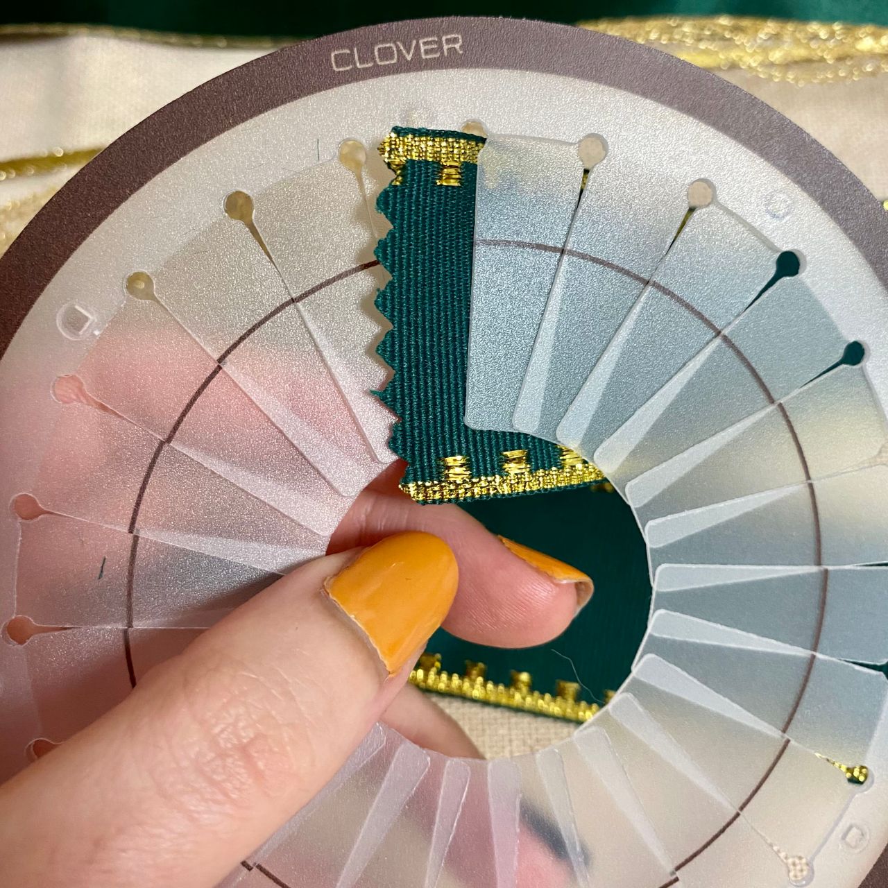 TR-75 ハンドメイドロゼット ブラック×ブラック作るのが楽しくなる！ 黒と青のロゼットの作り方☆ オタクオタ活推し活手作り手芸100均リボンロゼット硬質カードケースデコペンライトリボンキンブレリボン