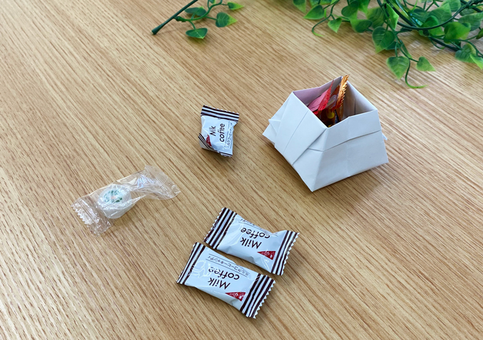 折るだけー！プリントでも、チラシ、パンフレットでも！, 簡単に折れる。, トレー！, プリントで折ったら, 大きめなゴミ箱にもいいよね😊,作り方のとっても簡単なので, 折ってみてね！, 次回は応用編！, 折り方は同じ！, フタ付きの箱の折り方。, でも、ちょっとひと手間いるので,動画にしようかと。, ほんとにちょっとした事だけど😅, 投稿するので！, フォローして待っててね🥰,