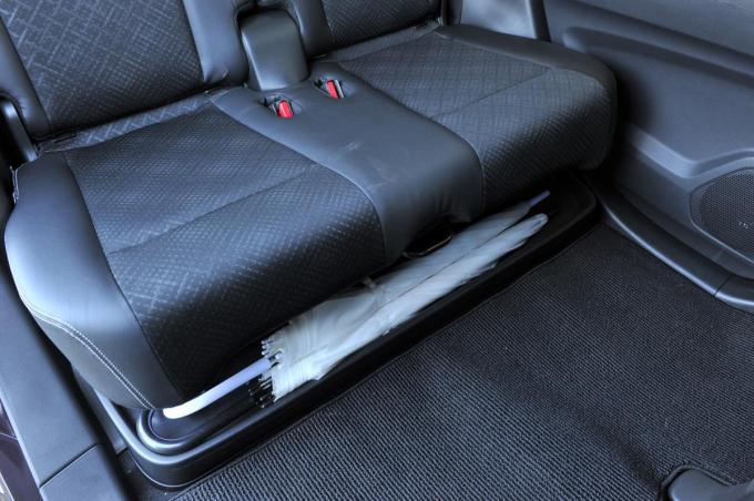 雨の日、車内が傘で濡れて困っていませんか？ヴェゼル語り