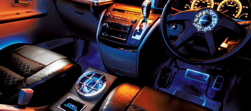 エルグランド公式チラ見せ ぬぉぉぉぉ!!エルグランドが見えた!!! 「激ハデ」リアスタイルでアルファード追撃体制が整ったか？ -自動車情報誌「ベストカー」