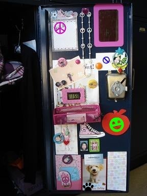 海外ガールのロッカーアイデアステッカーや写真はもちろん！！ 海外では部屋のようにライトを入れたり、部屋の壁などに貼る装飾をつけたり、下にはラグを敷いたり、カーテンを付けたり などのデコレーションするのが流行ってるそう💁🏻‍♀️💞 ぜひ投稿を保存して