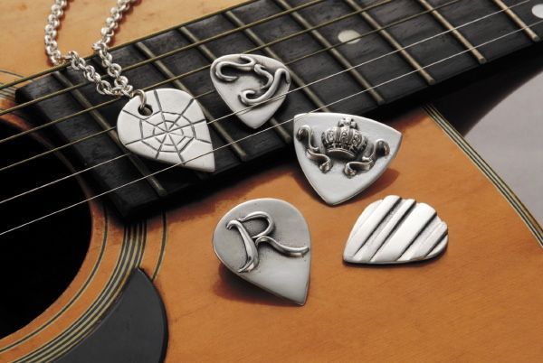 ギターやベースのピックを自作できる「Pick Punch」BASSONTOP MAGAZINE