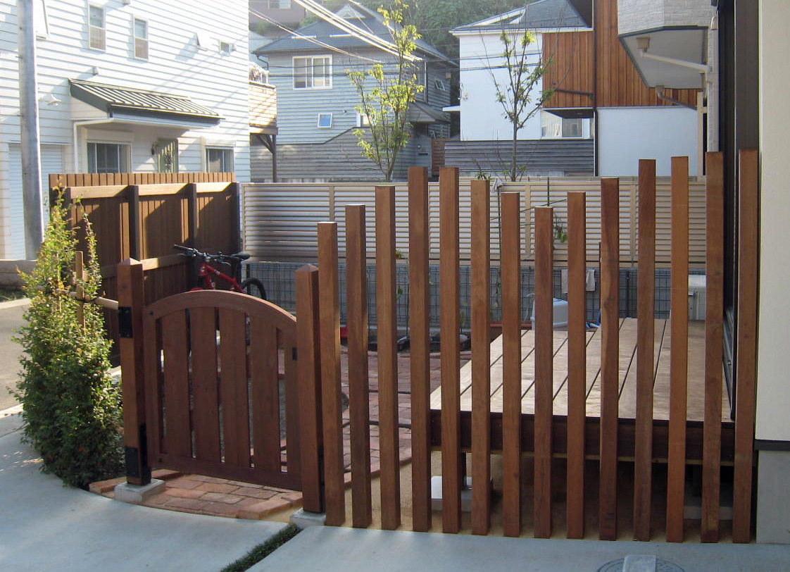 木製ガーデンエッジング， 植物の柵の木製ガードフェンスパネル、装飾的なレトロなデザインの芝生の景観の縁取り White a,39.3 ガーデンフェンスルオント・ウッドフェンス 2連フェンス 柵 木製 折りたたみ 2つ折り 40×81cm 園芸 エクステリア 雑貨 花壇 庭 ベランダ