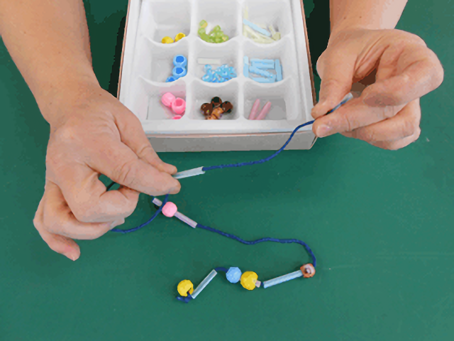 あんず組 〜紐通し遊び〜 紐に短いストローをたくさん通しました⭐️ 「せんせい、できたよー！」 子どもたちも自信がついたようで良いお顔😊スルスルっと上手にできたね🎵 涼しくなってきたので、お外も元気いっぱい遊びました✨ 2024.10.11紐通しストロー遊び園
