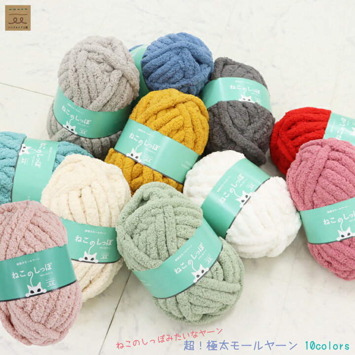 おはようございます。 ダイソーモールヤーンを使ってミニバッグを編みました。 手触りが良く、落ち着いた色が素敵な糸でした。ちょっとそこまで用に良さそうです。 二本取りでサクサク編めました。 編み方動画をYouTubeにアップしています。 プロフィール欄からご覧頂け