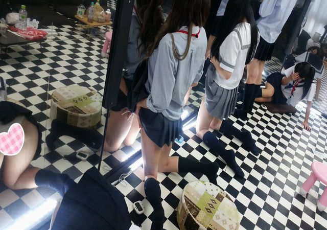 JK見学覗き部屋//有名地下ドル 稼ぎのために風俗落ち 色白美肌 ピンク乳首// -